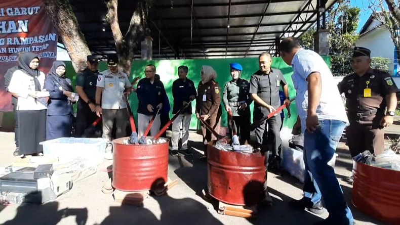 Ribuan Lembar Uang Palsu Dibakar di Halaman Pendopo Kabupaten Garut