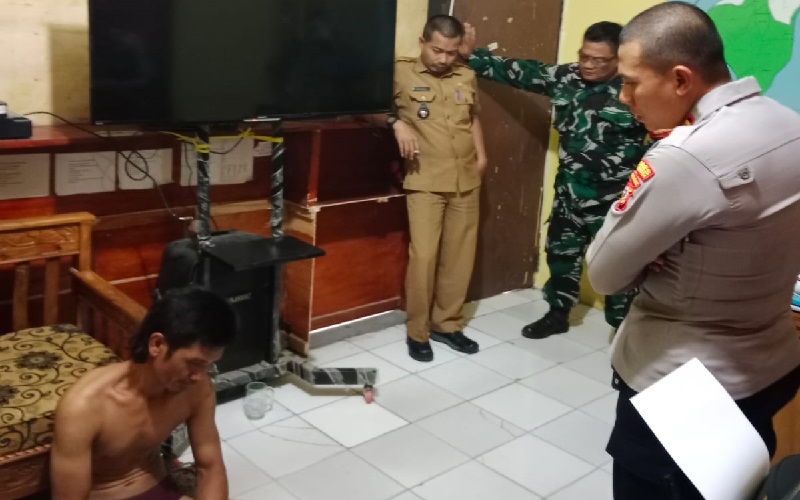title Polisi Dobrak Rumah Pelaku Pencabulan di Cirebon, Sembunyikan Korban Dalam Kamar Polisi Dobrak Rumah Pelaku Pencabulan di Cirebon, Sembunyikan Korban Dalam Kamar