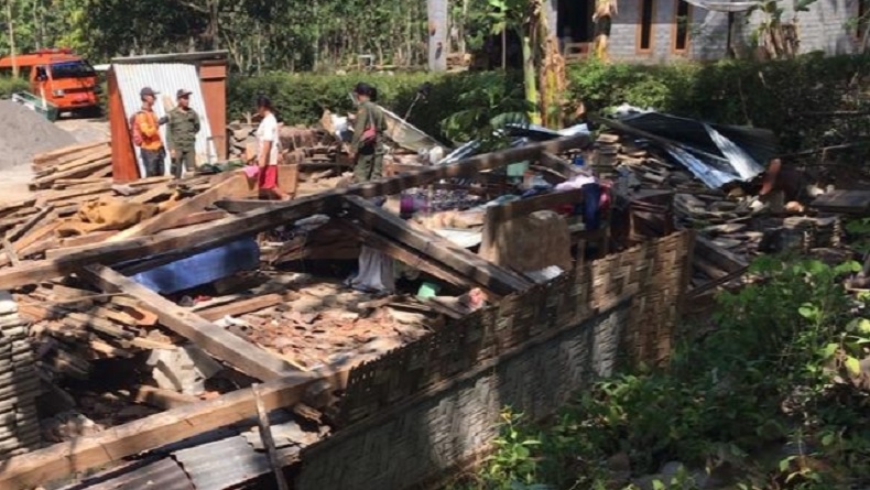Rumah Roboh Timpa Seorang Ibu sedang Tidurkan Anak di Dusun Bendo Gunungkidul