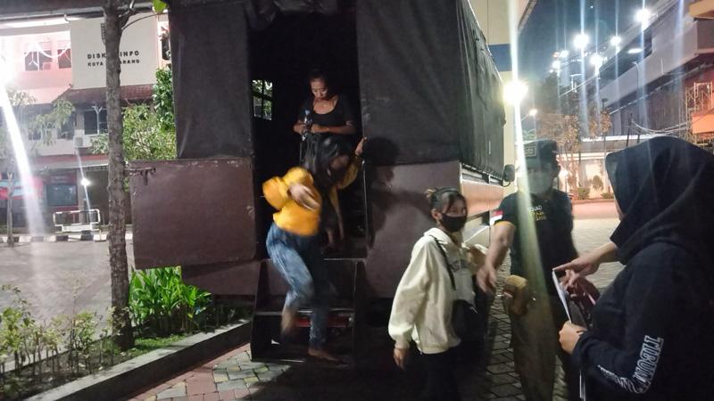 title Satpol PP Semarang Razia PSK, Ada yang Tepergok Bugil saat Asyik Kencan di Kamar Satpol PP Semarang Razia PSK, Ada yang Tepergok Bugil saat Asyik Kencan di Kamar