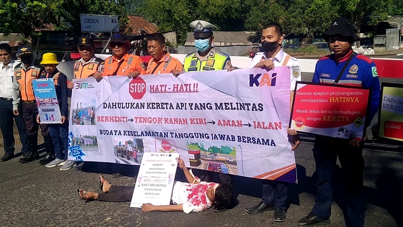 title 34 Orang Tewas akibat Laka di Pelintasan KA Cirebon, Petugas Sosialisasi Keselamatan 34 Orang Tewas akibat Laka di Pelintasan KA Cirebon, Petugas Sosialisasi Keselamatan
