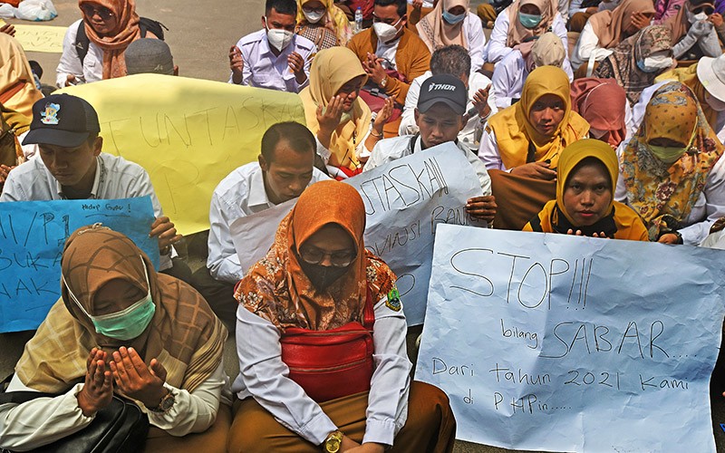Nasib Tak Jelas, Ribuan Guru Honorer Banten Unjuk Rasa - Bagian 2