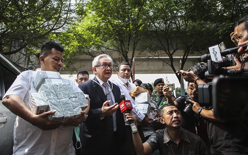 Pengacara Kasus Korupsi BTS Bawa Uang 1,8 Juta Dolar AS ke Kejagung, untuk Apa? - Bagian 2