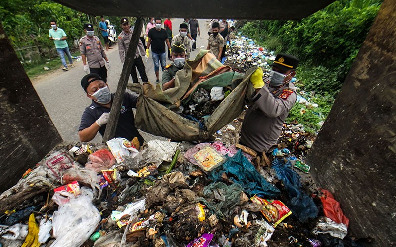 Anggota Polri Serentak Bersihkan Sampah di Seluruh Indonesia - Bagian 2