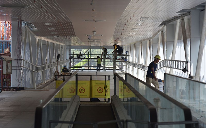 Pembangunan Skybridge Stasiun LRT dan Stasiun Halim KCJB  - Bagian 2