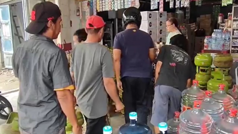 title Warga Parepare Keluhkan Kelangkaan Elpiji 3 Kg Warga Parepare Keluhkan Kelangkaan Elpiji 3 Kg