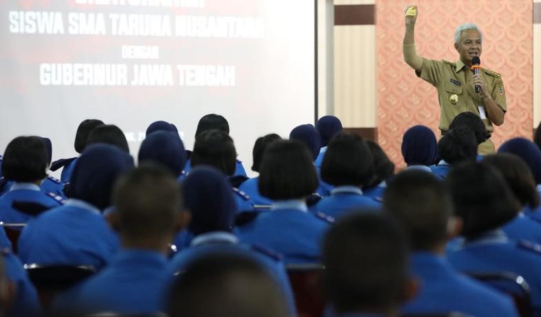 6 Aksi Tegas Ganjar Sikat Pungli Pendidikan, Warning Guru hingga Ancam Copot Kepala Sekolah