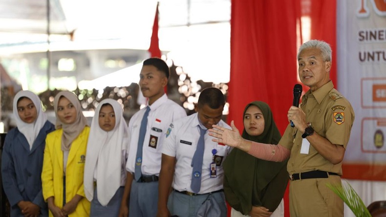 title Pengamat Apresiasi Ganjar Berhentikan Kepala SMKN 1 Sale karena Pungli: Bagus Pengamat Apresiasi Ganjar Berhentikan Kepala SMKN 1 Sale karena Pungli: Bagus