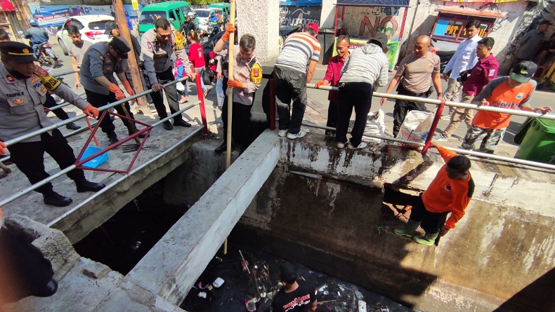 title Jadi Penyebab Banjir Cimindi Cimahi, Kali Ciputri Dibersihkan Puluhan Polisi Jadi Penyebab Banjir Cimindi Cimahi, Kali Ciputri Dibersihkan Puluhan Polisi