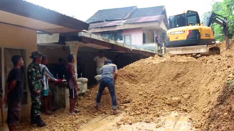Cuaca Ekstrem di Kendari, 4 Rumah Warga Tertimbun Longsor
