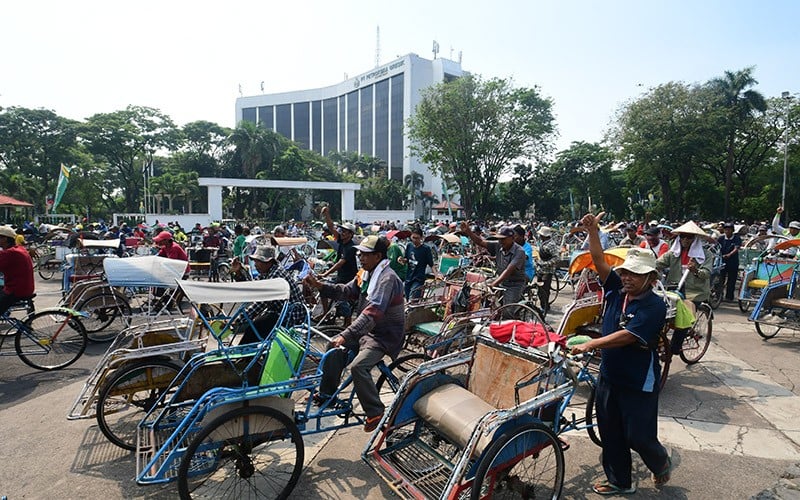 Petrokimia Gresik Berbagi Berkah untuk Tukang Becak dan Masyarakat Sekitar Perusahaan - Bagian 3