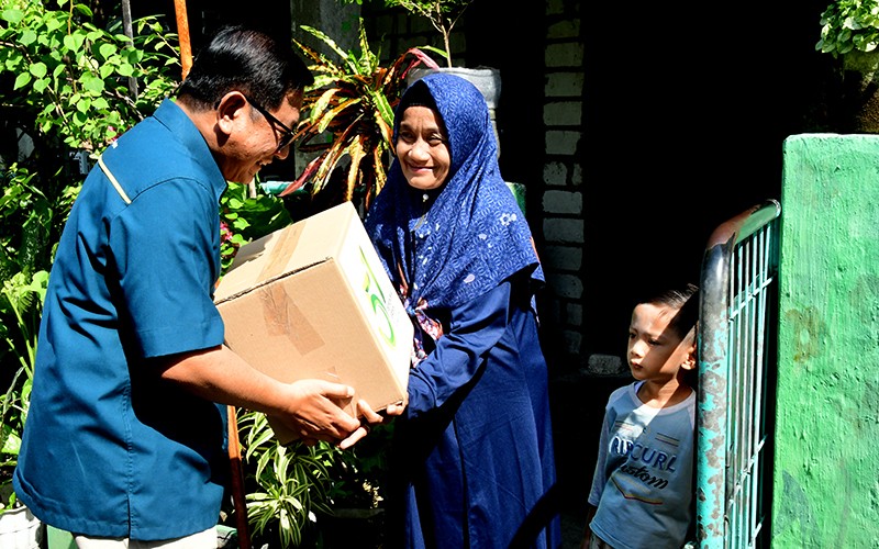 Petrokimia Gresik Berbagi Berkah untuk Tukang Becak dan Masyarakat Sekitar Perusahaan - Bagian 2