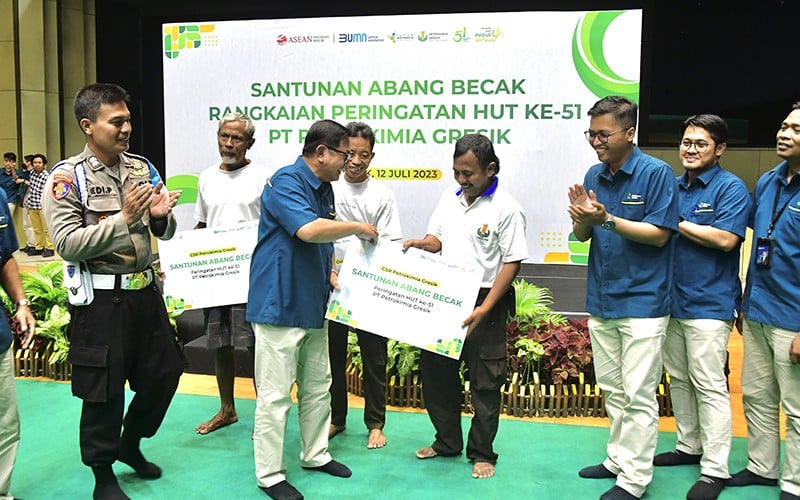 Petrokimia Gresik Berbagi Berkah untuk Tukang Becak dan Masyarakat Sekitar Perusahaan - Bagian 1