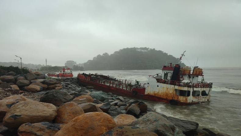 2 Kapal Pengangkut BBM ke Mentawai Terdampar di Pantai Padang gegara Tali Pengikat Putus