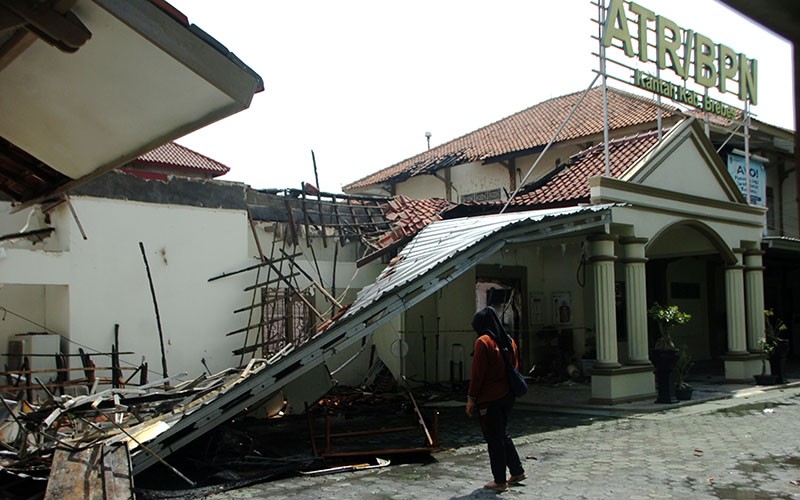 Kantor ATR/BPN Brebes Kebakaran, Ribuan Sertifikat Tanah Hangus - Bagian 2