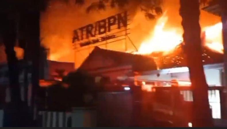  Kebakaran Landa Kantor ATR BPN Brebes, Belasan Ruangan Dilalap Api 