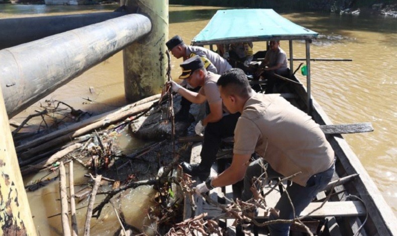 title Bersihkan Sungai, Kapolres Melawi Pimpin 122 Anggotanya Angkut Sampah di Bantaran Bersihkan Sungai, Kapolres Melawi Pimpin 122 Anggotanya Angkut Sampah di Bantaran