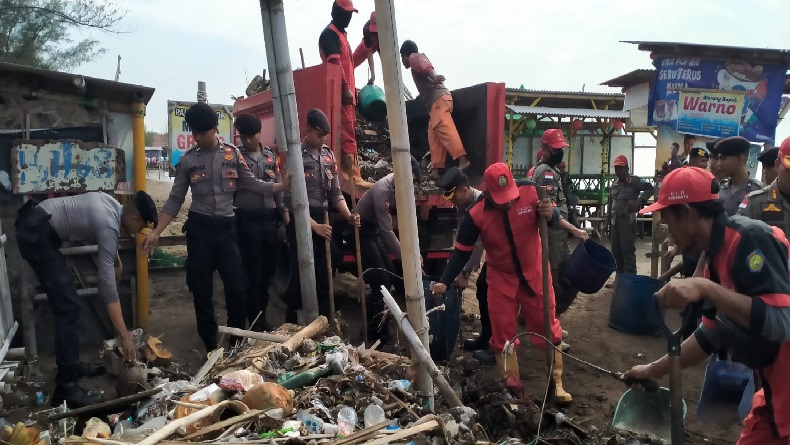 Pascabanjir Rob, Polres Indramayu Kerahkan Personel Bersihkan Sampah di Pantai Karangsong