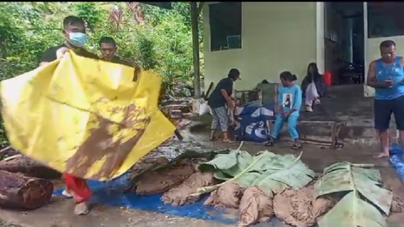 Penampakan Jasad Keluar dari Kubur di Padang, Kain Kafan Masih Utuh