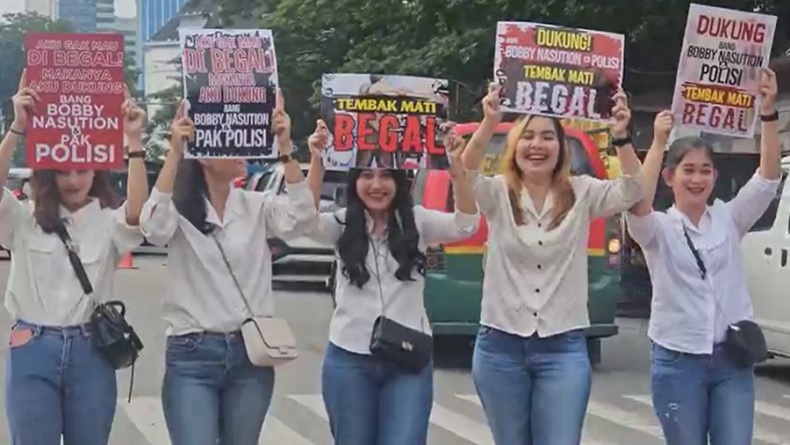 Perempuan Seksi Curi Perhatian Warga di Titik Nol Medan, Bawa Poster Tembak Mati Begal