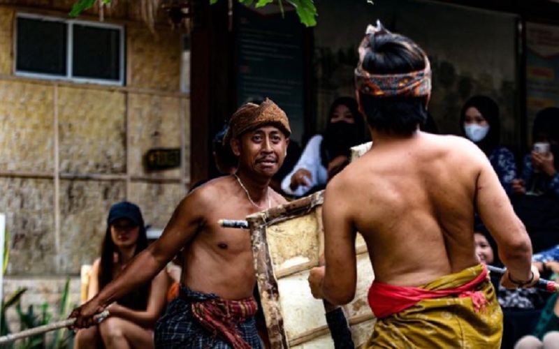 Suku-Suku di Pulau Bali dan Nusa Tenggara, Ada yang Menganut Agama Warisan Leluhur