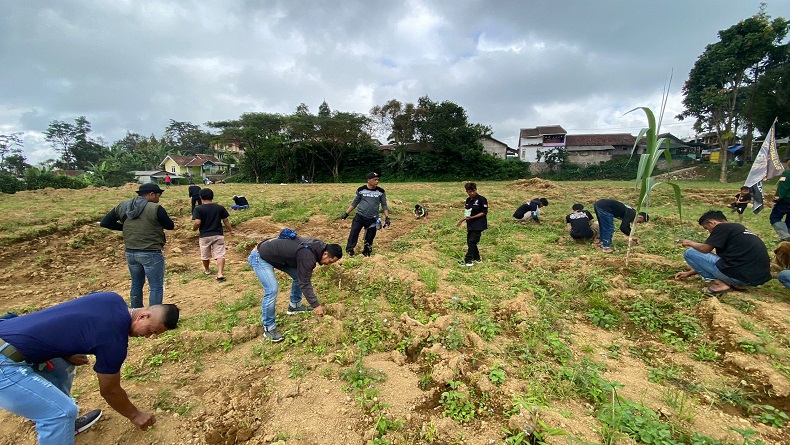 title Pembangunan Belum Selesai, Warga Protes Tanami Lapangan di Sukabumi dengan Jagung Pembangunan Belum Selesai, Warga Protes Tanami Lapangan di Sukabumi dengan Jagung