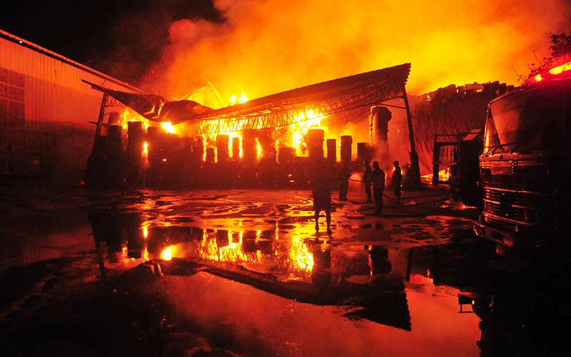 Pabrik Kertas di Kudus Ludes Terbakar - Bagian 1