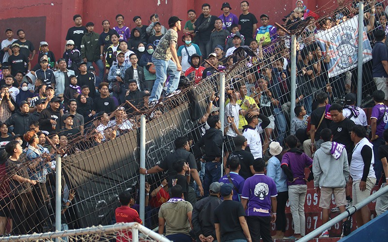 Keributan Suporter Arema FC dan Persik Kediri - Bagian 2