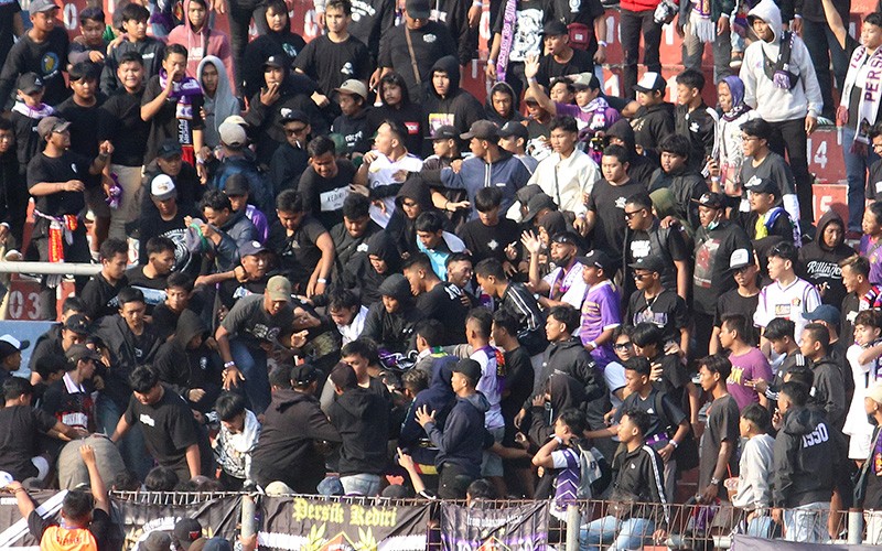 Keributan Suporter Arema FC dan Persik Kediri - Bagian 1