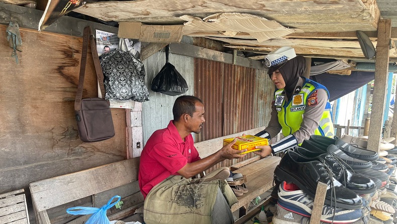 Jumat Berkah, Polantas Polda Aceh Bagi-Bagi Nasi Kotak untuk Warga Tak Mampu