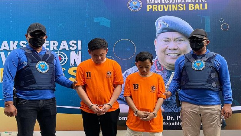  Viral YouTuber Bobon Santoso Pakai Baju Tahanan Diborgol BNNP Bali? Ternyata Ini Faktanya