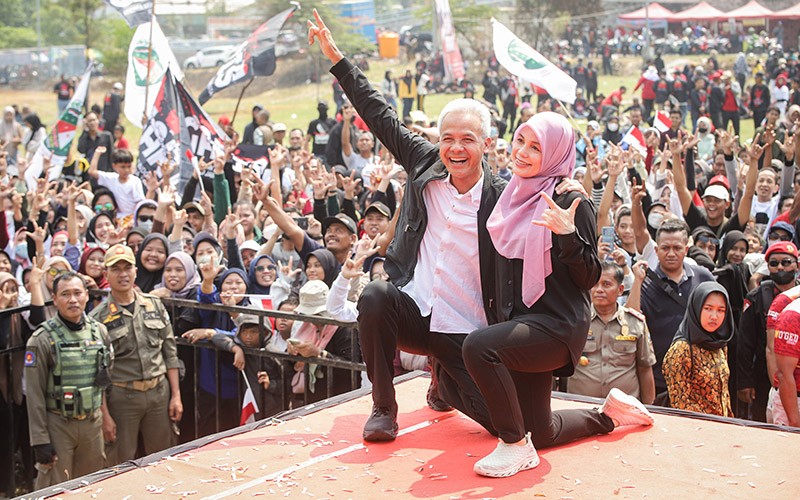 Ganjar Bagikan 2.024 Nasi Krawu Khas Gresik untuk Relawan - Bagian 1