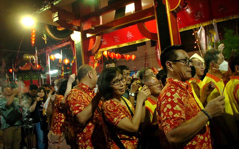 Warga Tionghoa Ritual Menyeberangi Jembatan Tujuh Bintang - Bagian 2