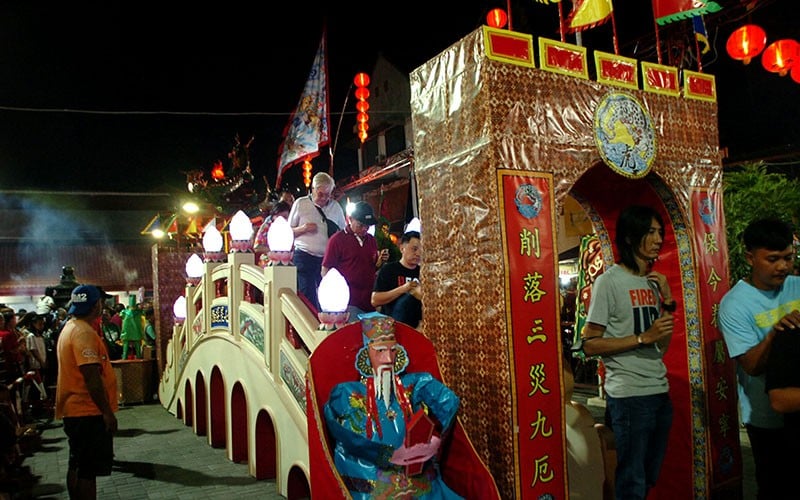 Warga Tionghoa Ritual Menyeberangi Jembatan Tujuh Bintang - Bagian 1