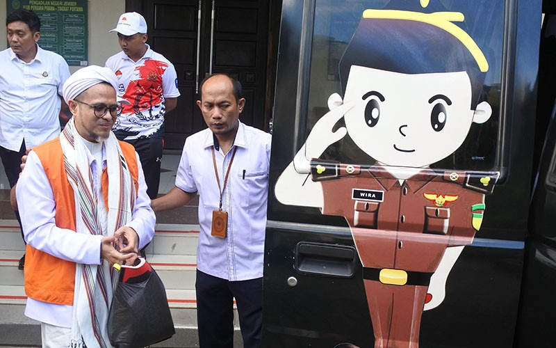 Tampang Kiai Jember Tebar Senyum usai Dituntut 10 Tahun Penjara Kasus Pencabulan Santri - Bagian 2