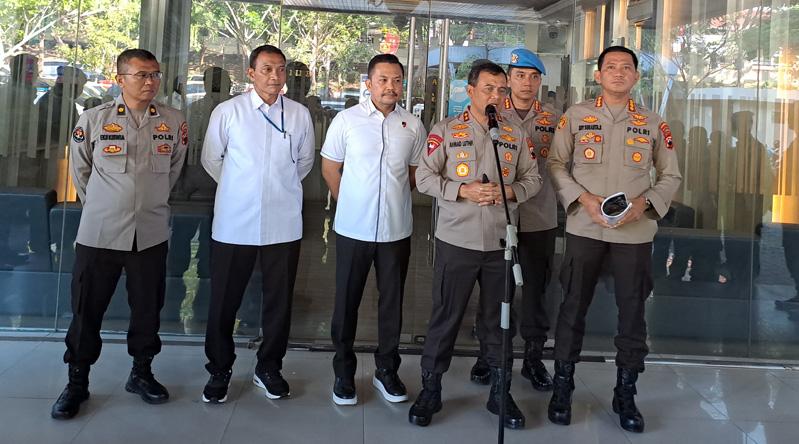 title Kasus Tahanan Polresta Banyumas Tewas, 4 Oknum Polisi Ditetapkan Tersangka dan Ditahan Kasus Tahanan Polresta Banyumas Tewas, 4 Oknum Polisi Ditetapkan Tersangka dan Ditahan