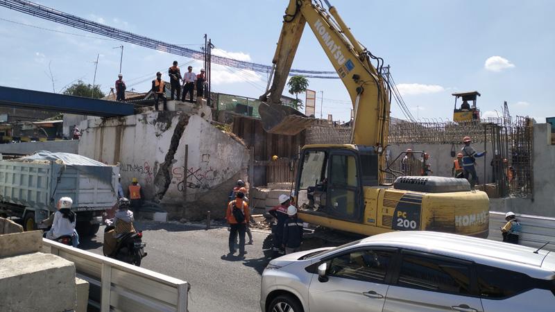 title Konstruksi Tembok Viaduk Gilingan Retak Parah, Gibran: Kalau Bisa Jangan Ditutup Konstruksi Tembok Viaduk Gilingan Retak Parah, Gibran: Kalau Bisa Jangan Ditutup