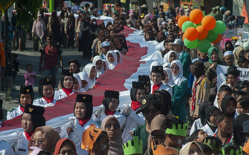Pawai Kain Merah Putih Panjang 1.000 Meter Sambut 1 Muharram 1445 H - Bagian 2