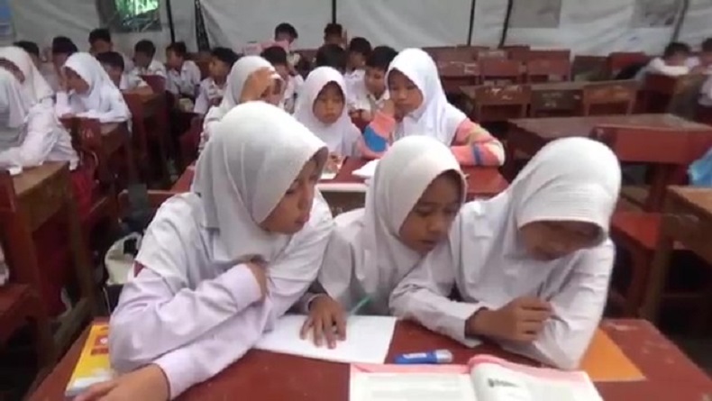 Tahun Ajaran Baru, Ribuan Siswa di Cianjur Masih Belajar di Dalam Tenda
