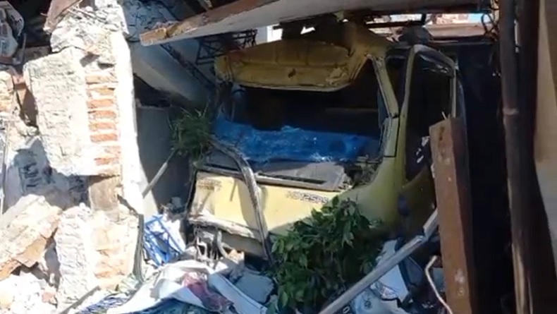 Kecelakaan Beruntun di Mojokerto, Truk Tangki Tabrak Suzuki Karimun dan Rumah Warga