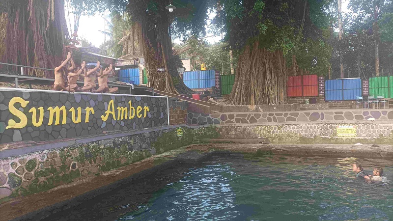 Jelang 1 Suro, Pemandian Sumur Amber Blitar Ramai Didatangi Pengunjung untuk Ritual 