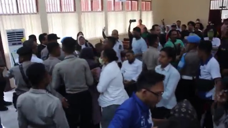 Sidang Perkara Pembunuhan Brimob Ricuh, Keluarga Terdakwa Keberatan dengan Putusan Hakim