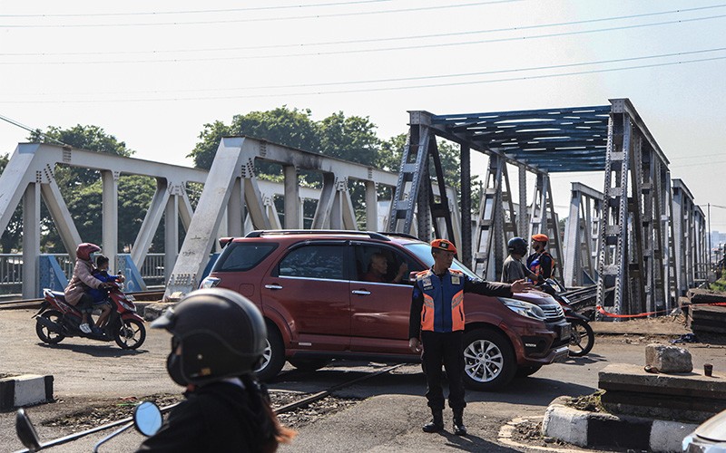 Jalur Kereta Api Semarang Kembali Normal - Bagian 3