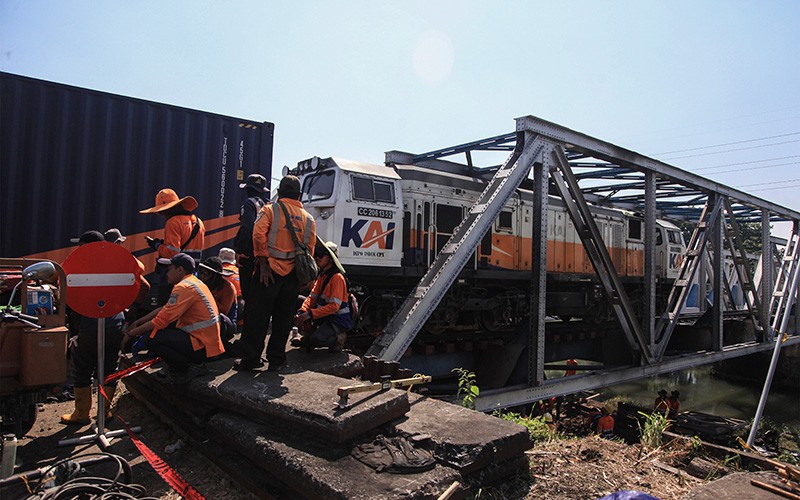Jalur Kereta Api Semarang Kembali Normal - Bagian 1