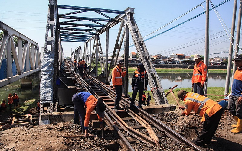 Jalur Kereta Api Semarang Kembali Normal - Bagian 2