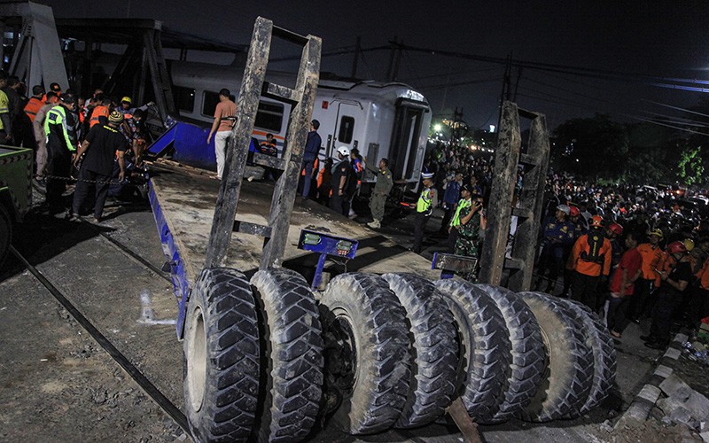 Evakuasi Bangkai Truk Tronton Ditabrak Kereta KA Brantas - Bagian 3