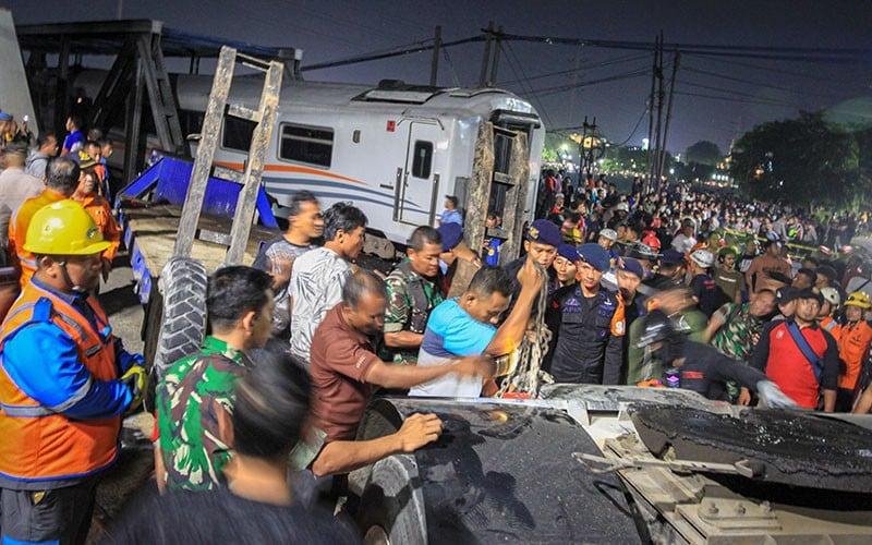 Begini Kondisi Masinis setelah Kereta Tabrak Truk Tronton di Semarang - Bagian 2