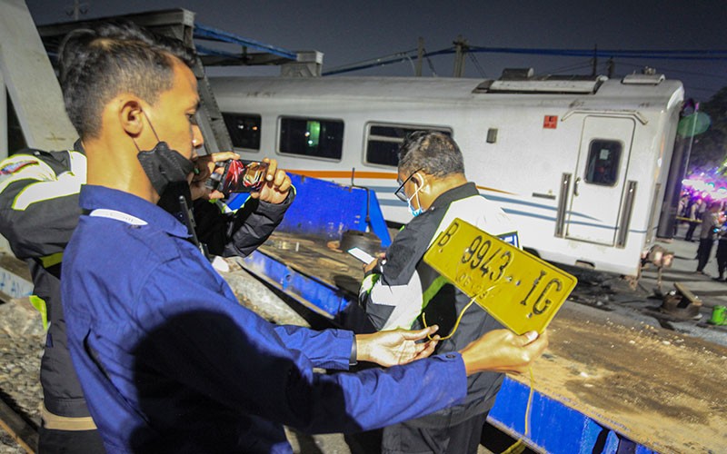 Begini Kondisi Masinis setelah Kereta Tabrak Truk Tronton di Semarang - Bagian 3