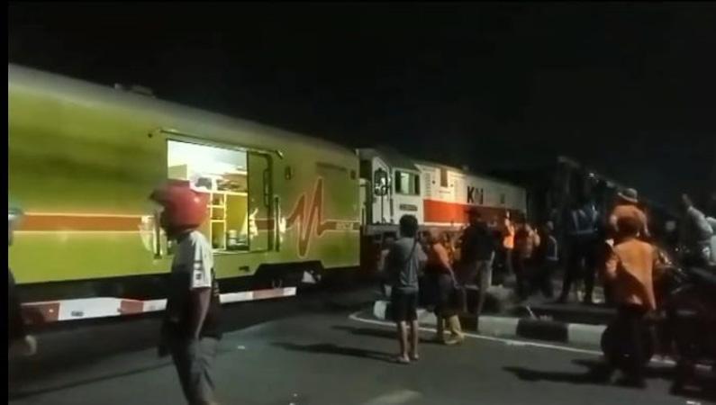 Lokomotif KA Brantas Tabrak Truk di Semarang Berhasil Dievakuasi usai Petugas Berjibaku 8 Jam