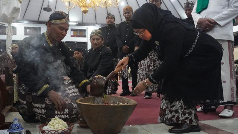 Pemkab Batang Jamas Tombak Abirawa dan 70 Pusaka saat Malam 1 Suro